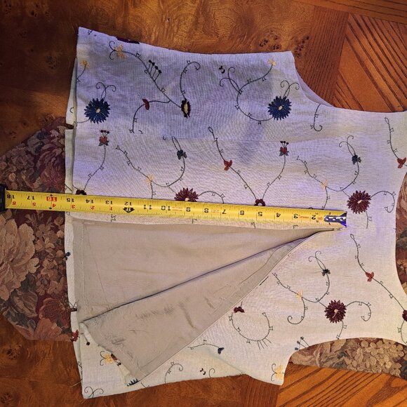 Embroidered Sleeveless Top with large back zipper - Picture 5 of 8